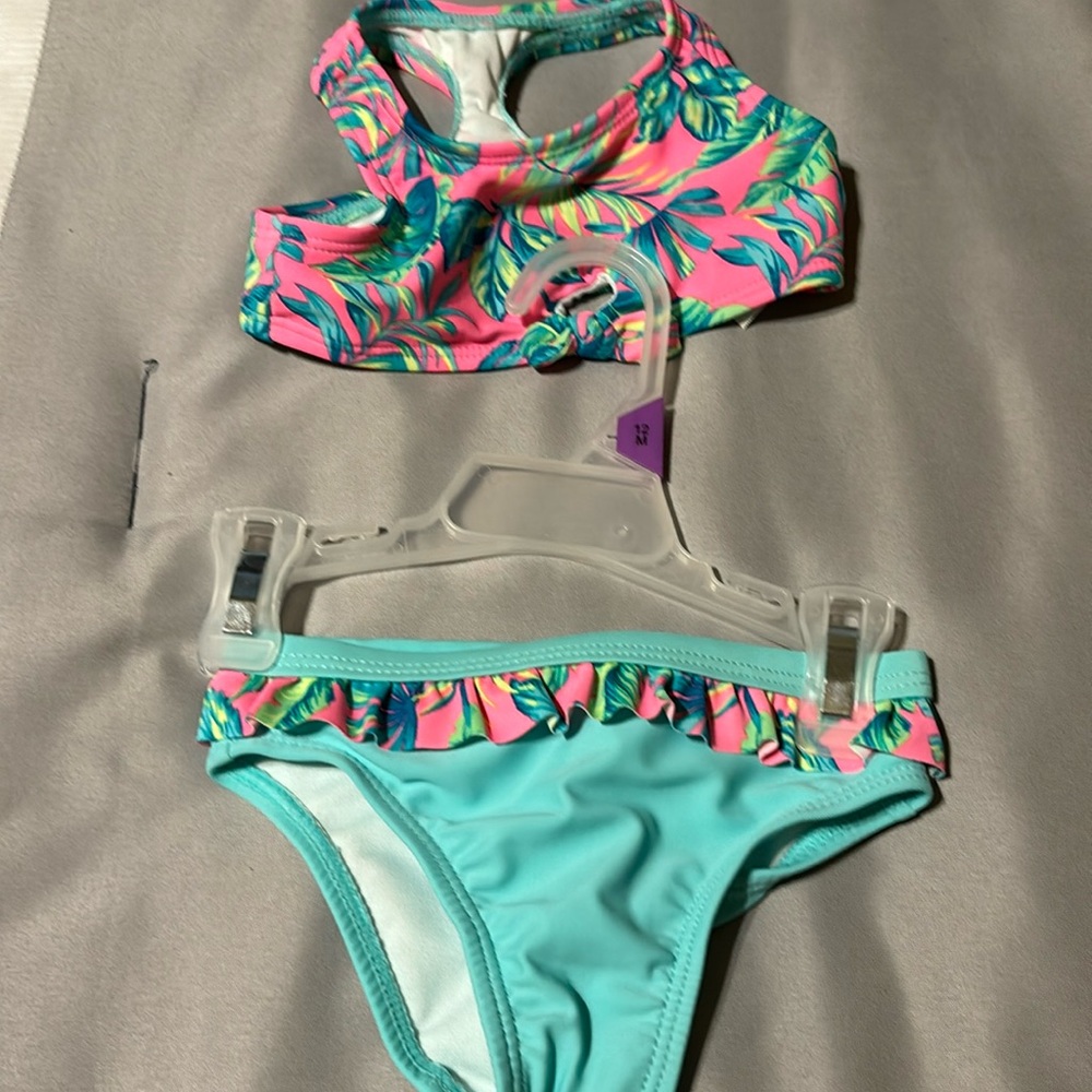 12 M girls 2 piece swimsuit UPF 50+ height 28-29.5” 19.5-22lbs Wonder Nation